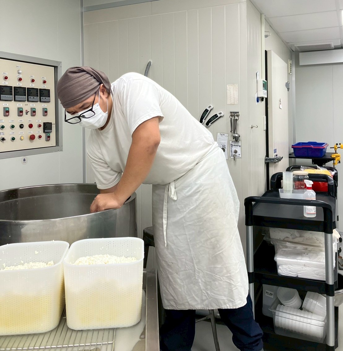 師傅用手攪拌並確認凝乳狀態