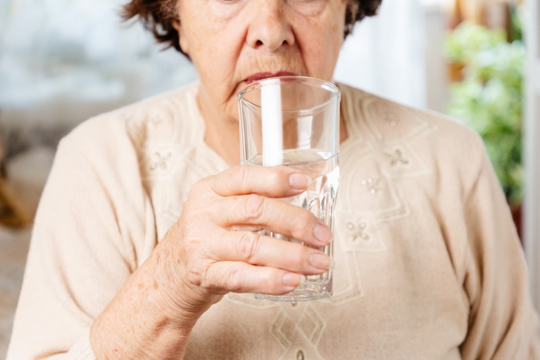 英國數位醫療公司推出智能杯防止長者脫水問題